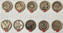 Bild von Kleine Sammlung mit 10 verschiedenen Béretemblemen der Schweizer Armee